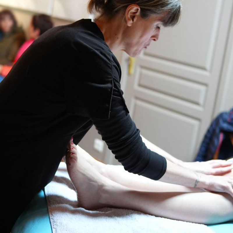 MASSAGE ÉNERGETIQUE - Myriam PUJOL - MYRIAMESSAGE en Bretagne - Massage Énergétique pour une détente profonde, un bien-être global et une meilleur circulation de l'énergie. Brest, Quimper, Lorient, Rennes, Nantes, Saint-Malo. Le MASSAGE ÉNERGETIQUE est une approche holistique qui réveille la vitalité et restaure l’harmonie du corps et de l’esprit.Grâce à l’énergie par les mains, chaque geste cible les tensions et les blocages, apportant une libération profonde et immédiate du stress.Cette pratique unique favorise une relaxation totale, libère les émotions retenues et restaure la circulation naturelle de l’énergie.Les mains, guidées par l’intuition, se posent là où le corps en a le plus besoin, permettant de détendre les muscles, calmer l’esprit et éveiller une sensation durable de sérénité.Plus qu’un simple massage, c’est une véritable reconnexion à soi. L’approche holistique agit sur le physique, l’émotionnel et l’énergie vitale, offrant un équilibre global et un bien-être profond. Après chaque séance, le corps se sent léger, l’esprit apaisé et l’énergie revitalisée.Offrez-vous ce moment unique où l’énergie, par les mains, libère le stress, dissout les tensions et redonne à votre corps toute sa vitalité, pour un état durable de relaxation, harmonie et sérénité. 